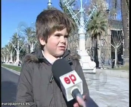 Niños barceloneses disfrutan de los regalos de Reyes