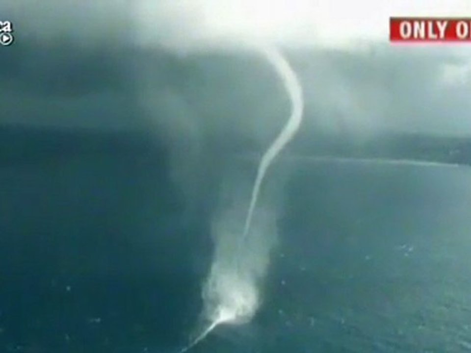 tornade de plusieurs centaines de mètres de hauteur sur l'océan en Australie