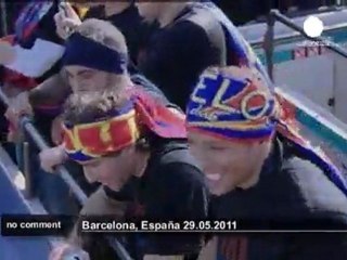 Descargar video: Adoring fans greet returning FC Barcelona - no comment