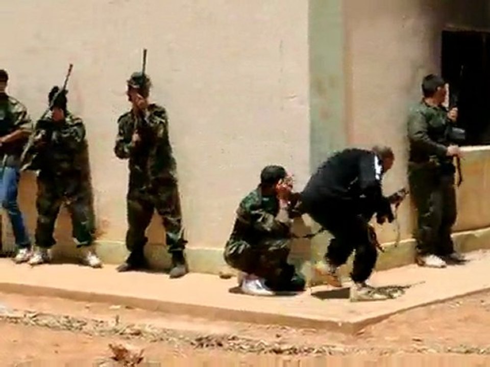 Libyans in east train for war against Kadhafi