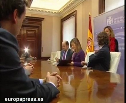 Aído apoya a las víctimas