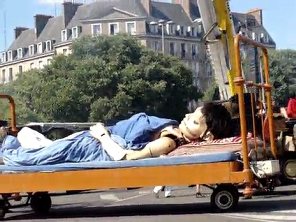 Royal de luxe : le coucher de la petite géante ;27 mai 2011