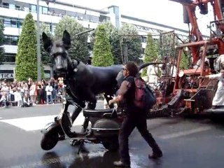 Royal de luxe :Zolo et le scooter ; mai 2011
