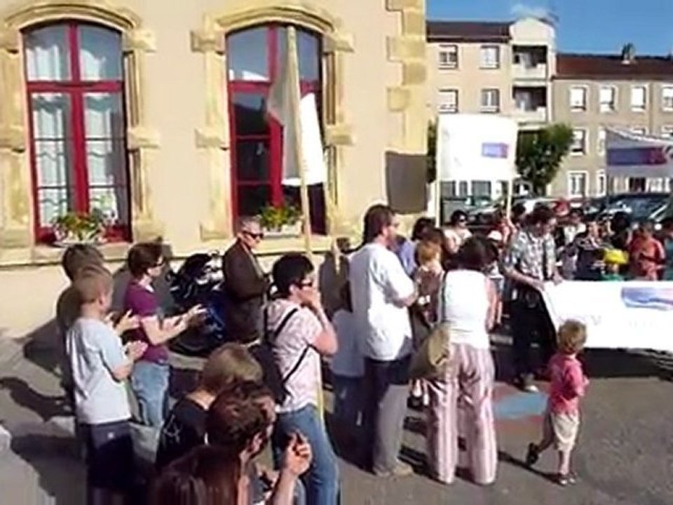 Manifestation des parents d'élèves de l'école de musique devant les locaux de la CCS