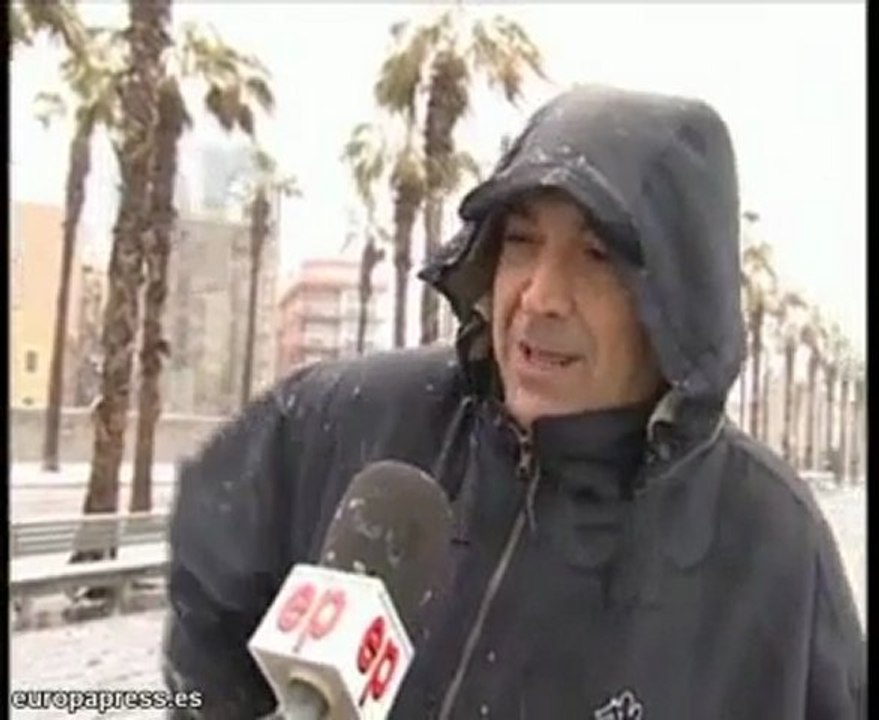 La nieve tiñe de blanco las playas