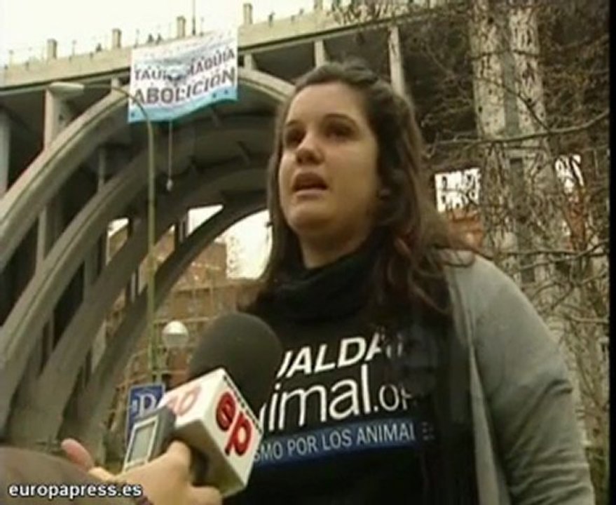 Colgados del viaducto contra los toros