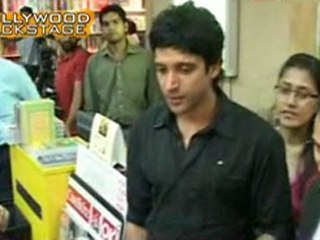 Farhan Akhtar Clarifies Relationship with Assistant Director