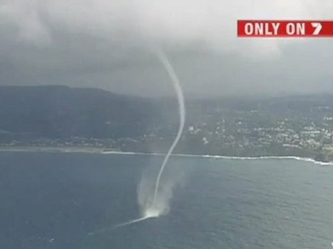 Une tornade d'eau frôle les côtes australiennes