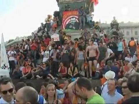 Berlusconi va avanti, Pd chiede dimissioni premier