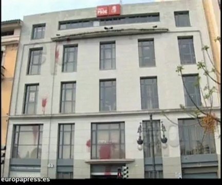 Pintadas rojas en la fachada del PSV