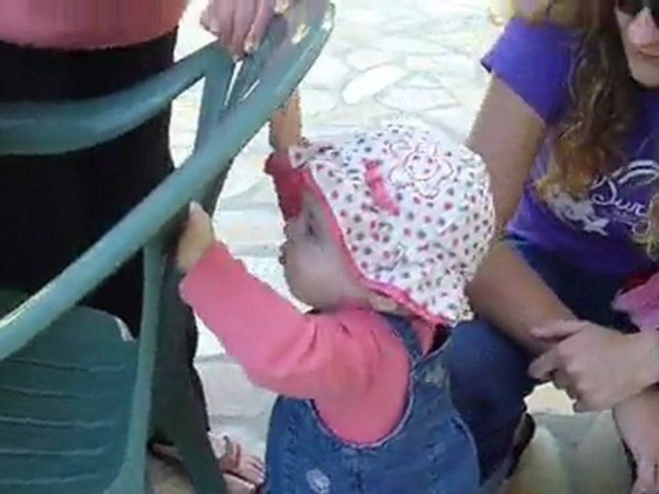 2011_04_30 zoe  marche avec tati Steph