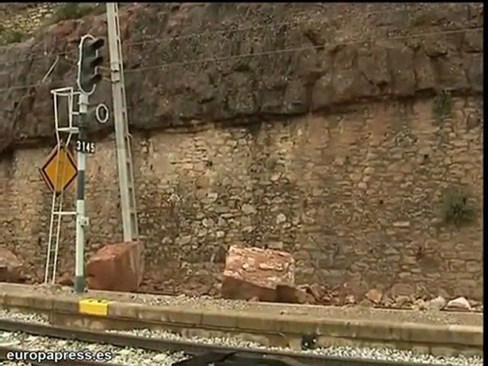 Las rocas cortan las vías del tren
