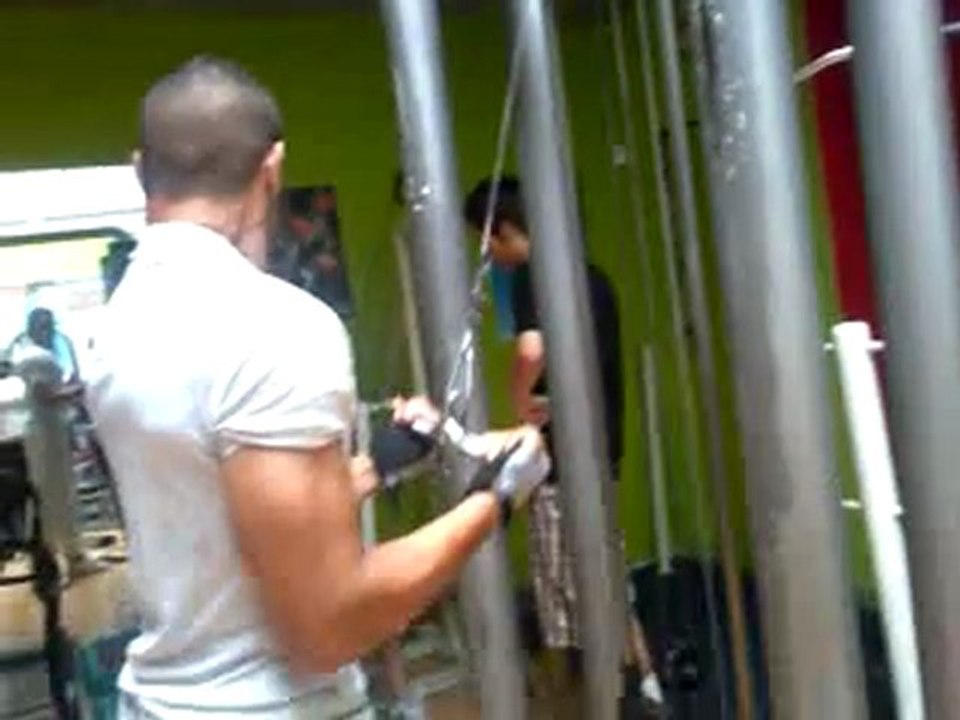 Triceps poulie poigné double mains en supination