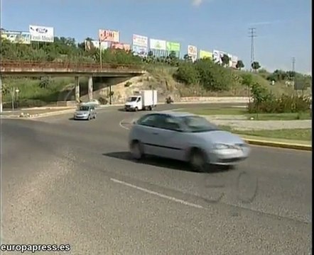 Fallece un motorista en una rotonda de Camas