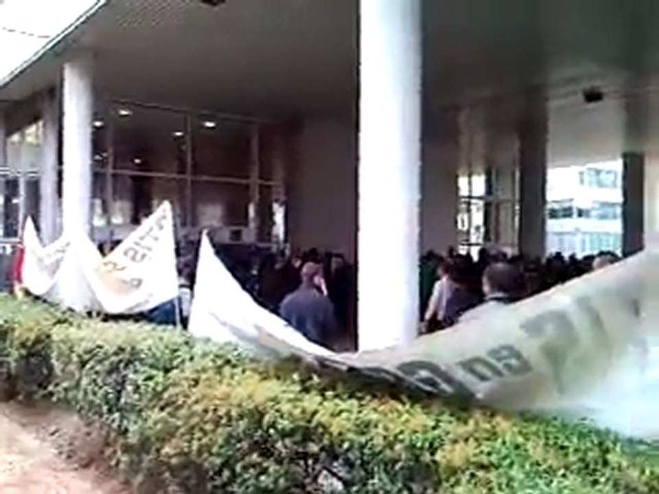 ouvriers otis gazé par les casques bleu en france