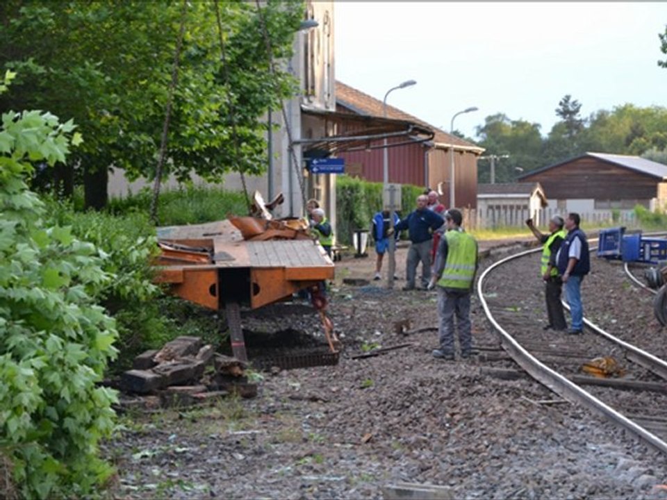 Accident TER Convoi Eolienne Dégagement Deregnaucourt Mesvres 310511 Photos Guy Lhenry (CLP) pour LE JSL