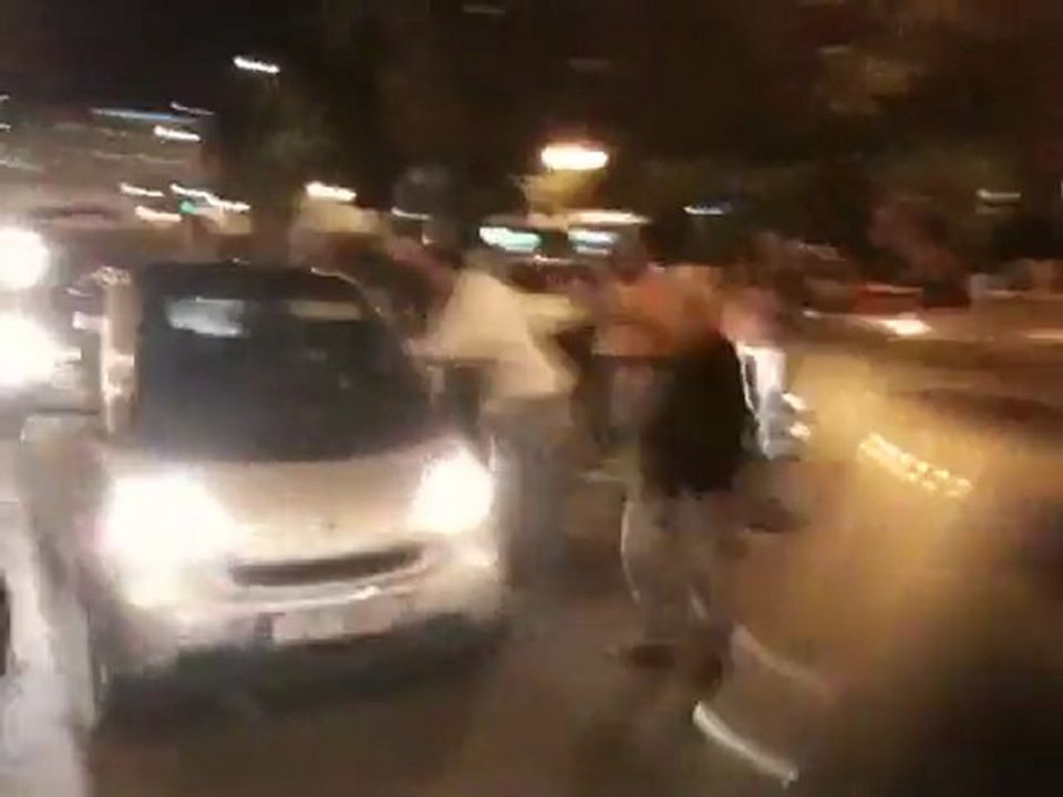 Αγανακτισμένοι πετάνε μπουκάλια σε αυτοκίνητα β...
