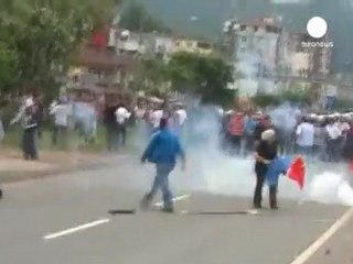 Le bus du Premier ministre turc attaqué par la foule