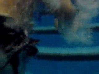 A la piscine, sous l'eau !