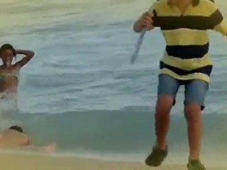 mulher bêbada na praia