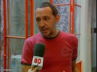 Un artista utiliza 1000 grillos en una obra