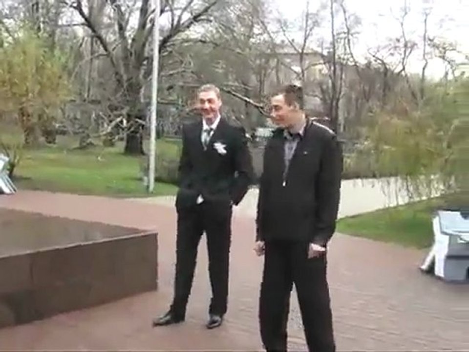 Sektkorken landet auf Guys Leiter Fail