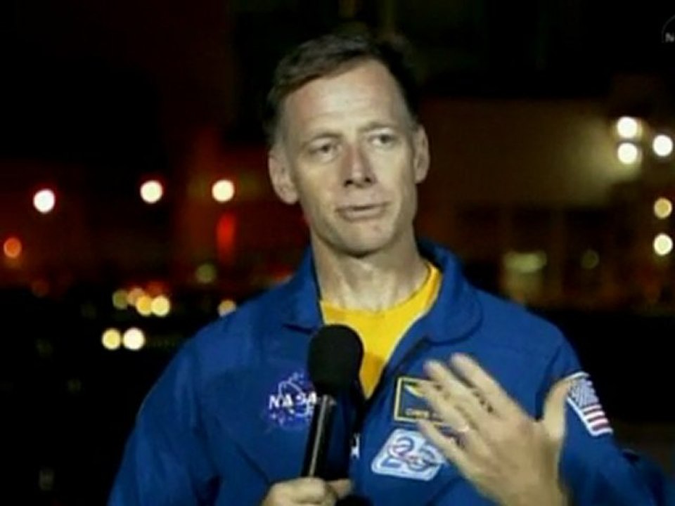 Endeavour lands as Atlantis prepares