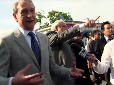 Monsieur le Maire Bertrand Delanoé interpellé par une journaliste de Canal+ à la foire du Trône