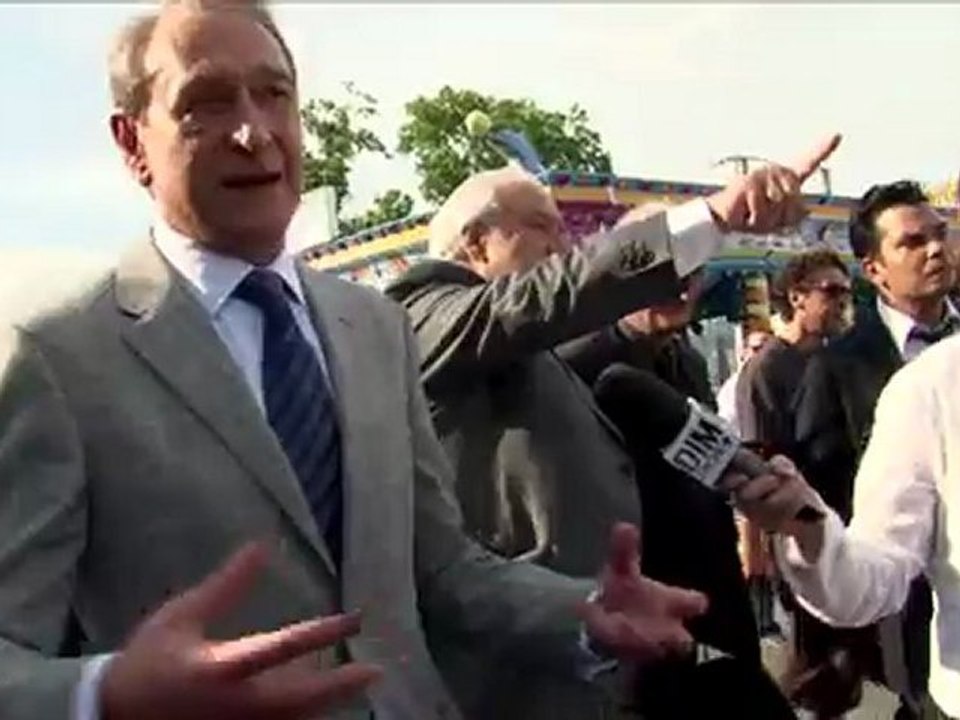 Monsieur le Maire Bertrand Delanoé interpellé par une journaliste de Canal+ à la foire du Trône