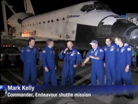 Transbordador Endeavour aterriza tras su última misión espacial