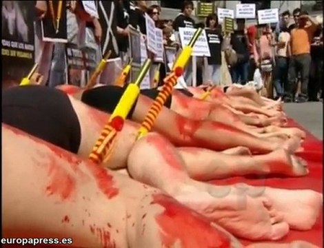 Activistas protestan contra la tauromaquia