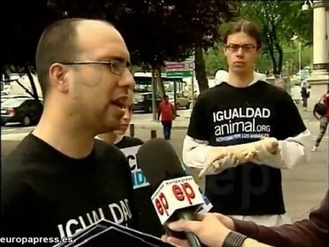 Activistas contra el maltrato animal