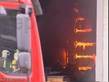 Bomberos intenta apagar el incendio de Bilbao