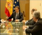 Zapatero presenta a sindicatos y patronal la reforma