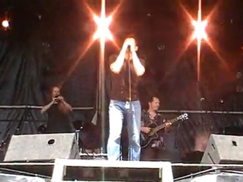 MOV006 Con j'pense Manau Fontenay les Briis 29 mai 2011