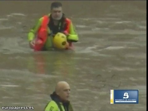 Arriondas incomunicada por las inundaciones