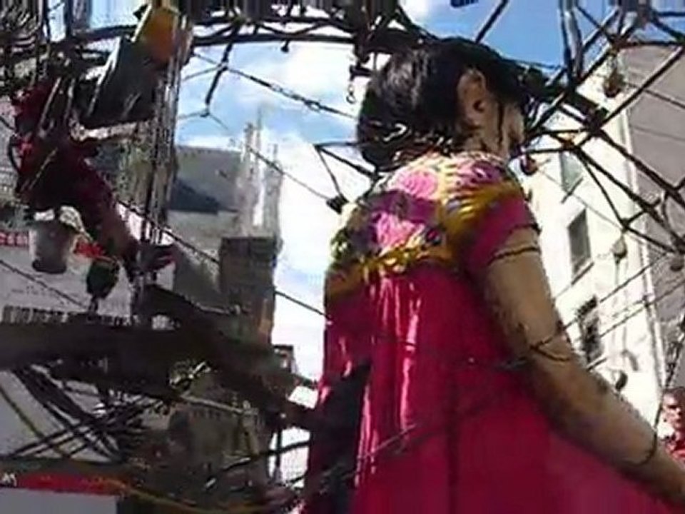 Petite géante parade assise rue Feltre - Royal de luxe - Nantes - Mai 2011