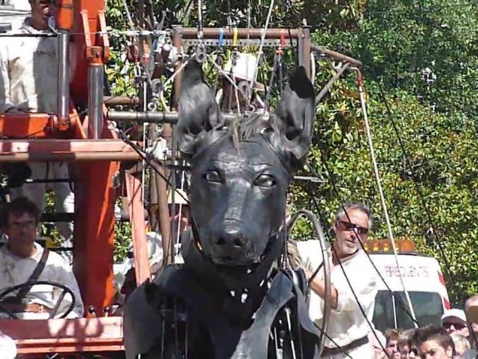Xolo assis expressif - Royal de luxe - Nantes - mai 2011
