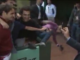 Roger Federer console une fan après sa chute