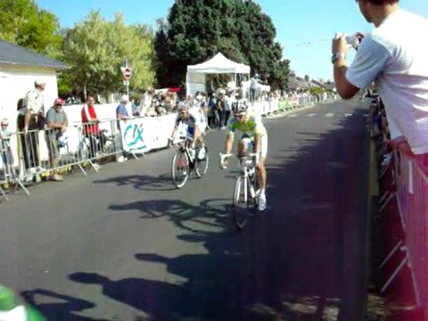 Tours 02 le 2 juin 2011 - arrivée 3e cat et juniors