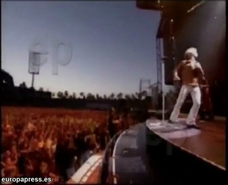 Jon Bon Jovi se accidenta en un concierto