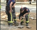 Un escape de agua corta la calle Muntaner (Barcelona)