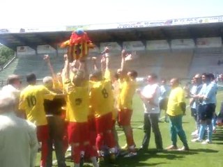 La remise de la coupe... vers les supporters