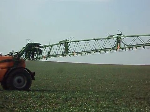 Apport d'azote sur du colza avec Massey Fergusson 7485 et le pulvé Amazone 40 mètre de rampes