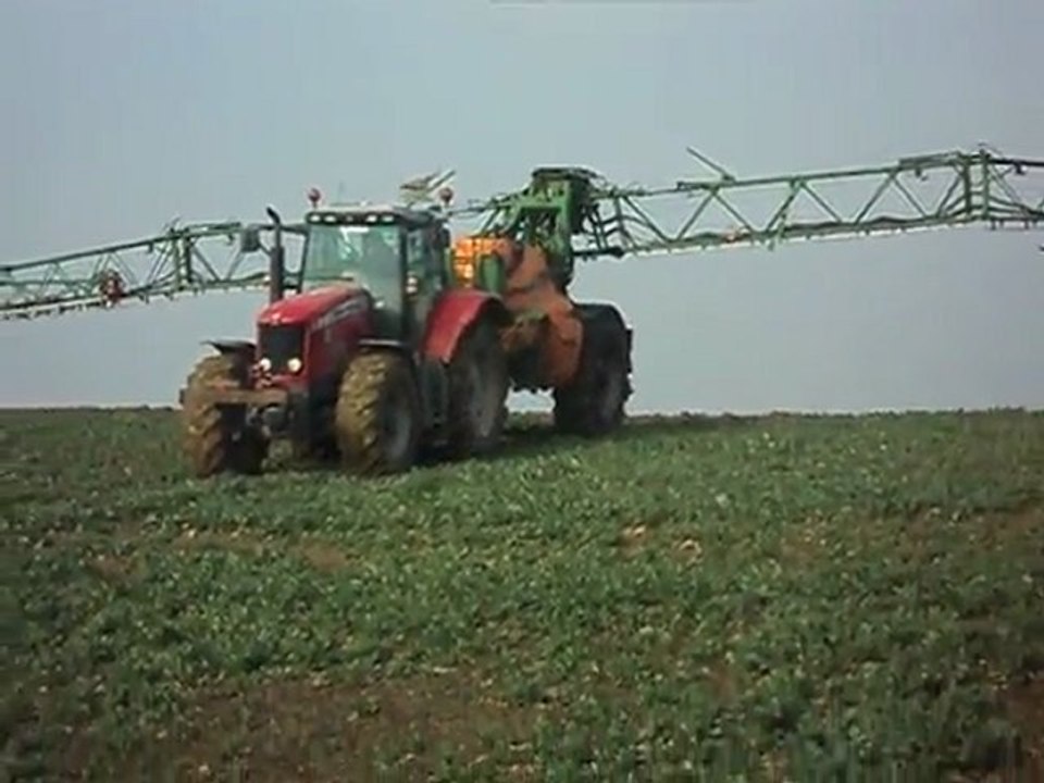 Massey fergusson 7485 et pulvériseur amazone lors du dépliage des rampes