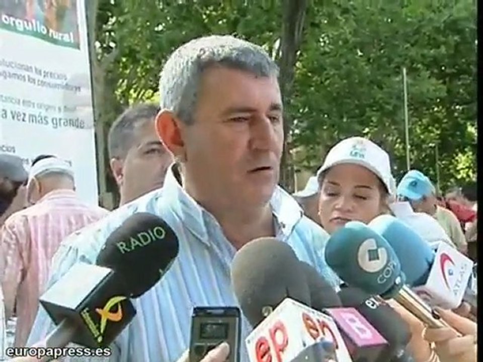 UPA reparte fruta gratis para protestar