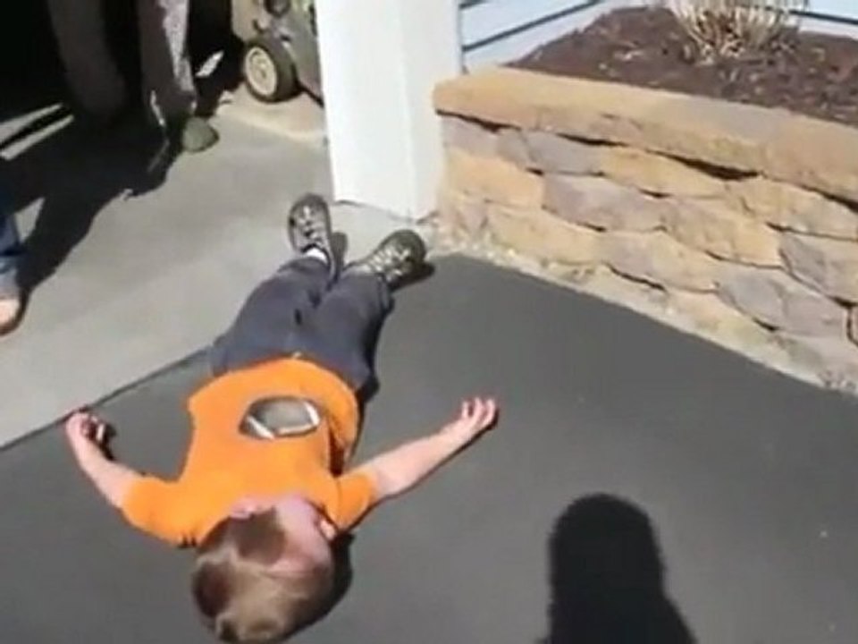 Junge bekommt neues Fahrrad