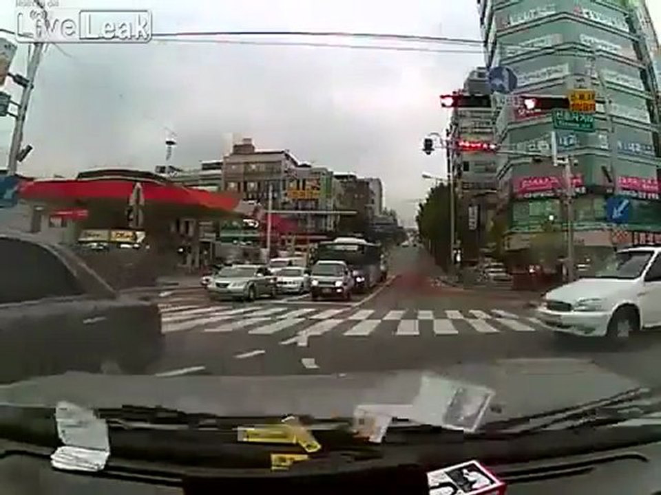 Plötzliche Wendung ar Ausschlag an der Kreuzung in Südkorea