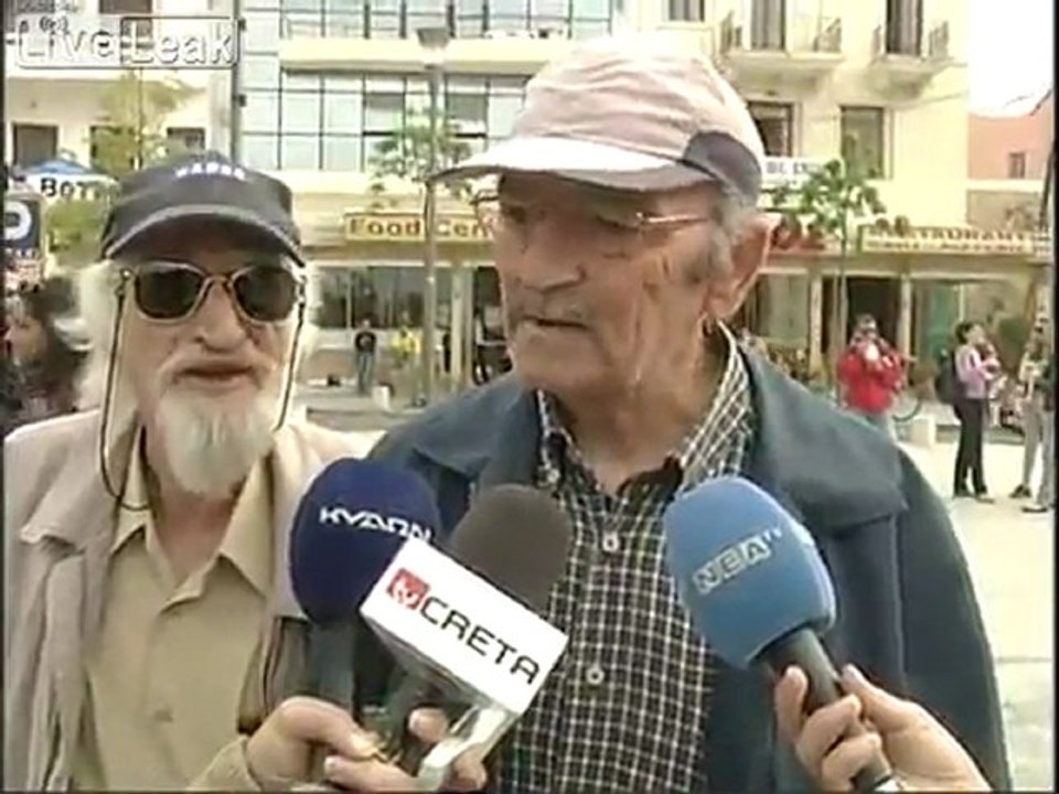 Alter Mann unterbricht Interview zu seinem Erkenntnisse darüber austauschen