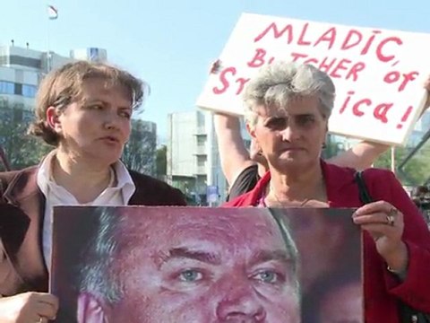 Mladic: des Mères de Srebrenica manifestent devant le TPIY